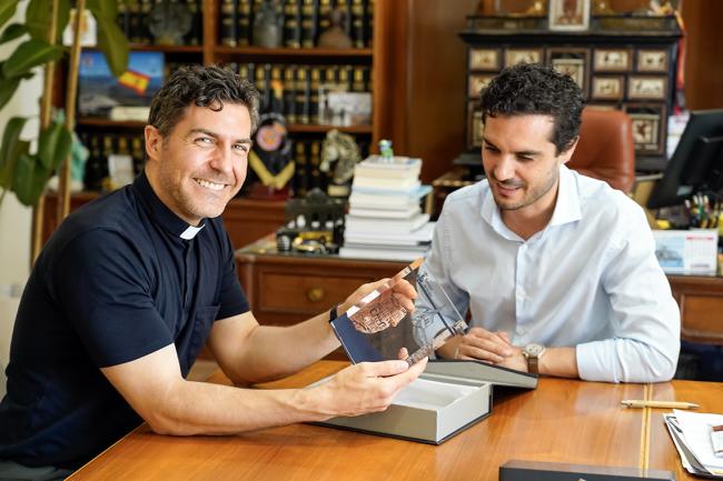 El alcalde, Alejandro Navarro Prieto, entregando a Jaime Salido, párroco en la iglesia de Santiago Apóstol de Torrejón de Ardoz, la fachada conmemorativa en la Alcaldía de Torrejón